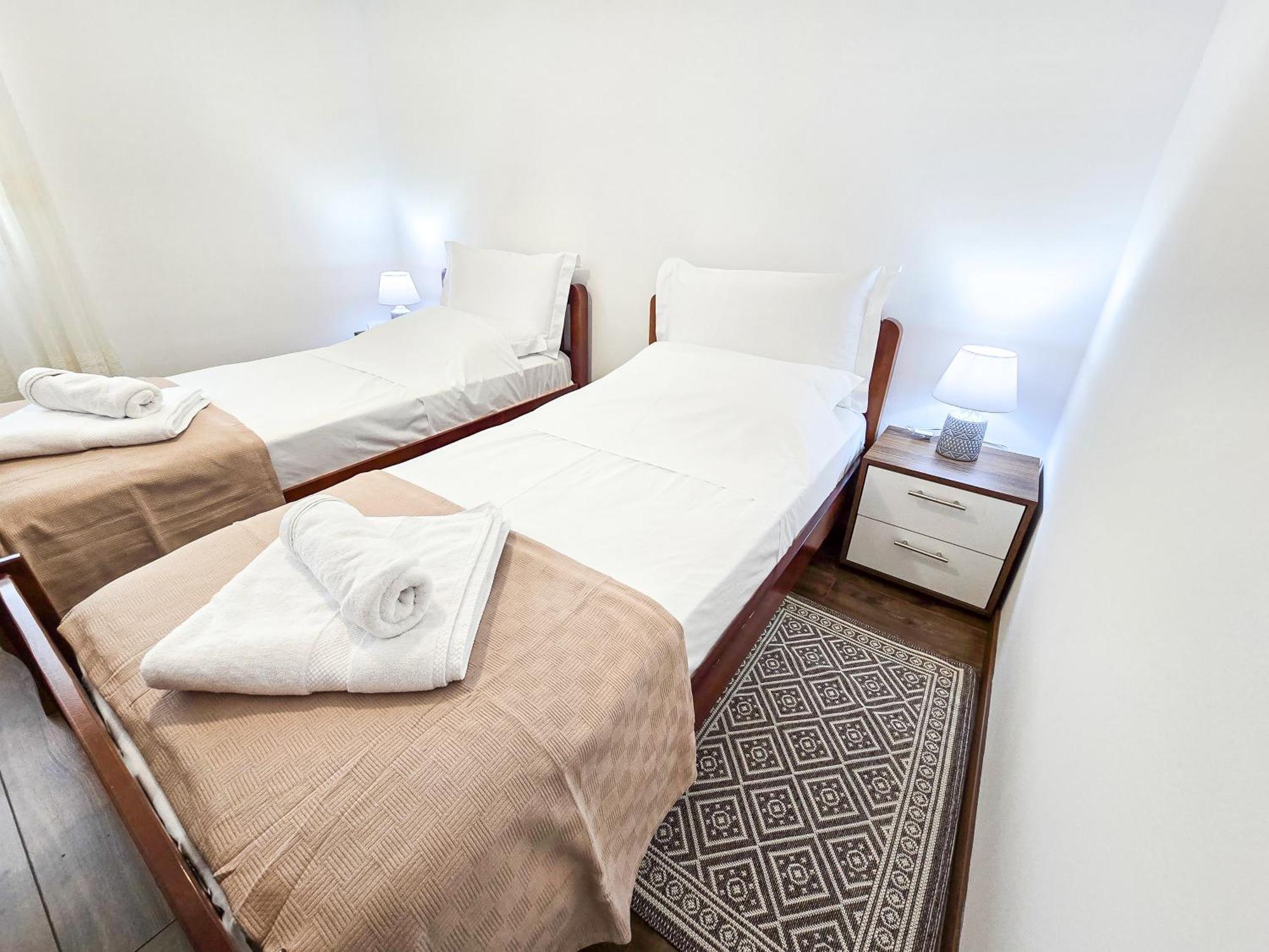 Lake Park 2Br Apartment Tirana Eksteriør billede